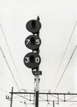 803859 Afbeelding van een driehoogten-lichtsein van de N.S. te Eindhoven met maximale snelheidsaanduidingen op het ...